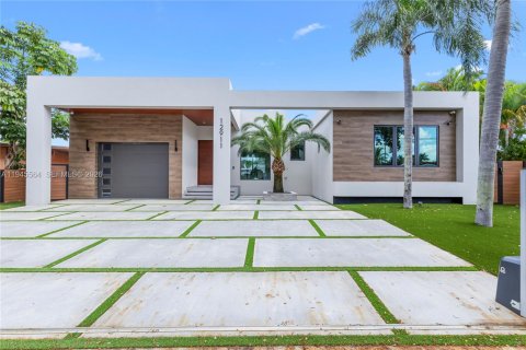 House in North Miami, Florida 3 bedrooms, 190.45 sq.m. № 2002705 - photo 2