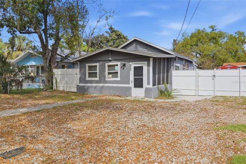 House in Tampa, Florida 3 bedrooms, 76.92 sq.m. № 2103409