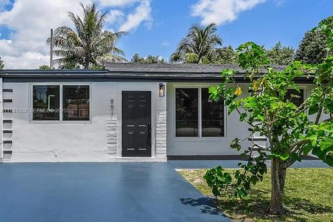 Купить виллу или дом в Майами, Флорида 4 спальни, 124.77м2, № 1990237 - фото 1