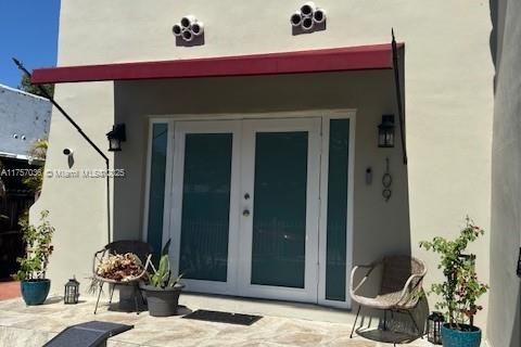 House in Miami, Florida 3 bedrooms, 128.67 sq.m. № 1867811 - photo 1