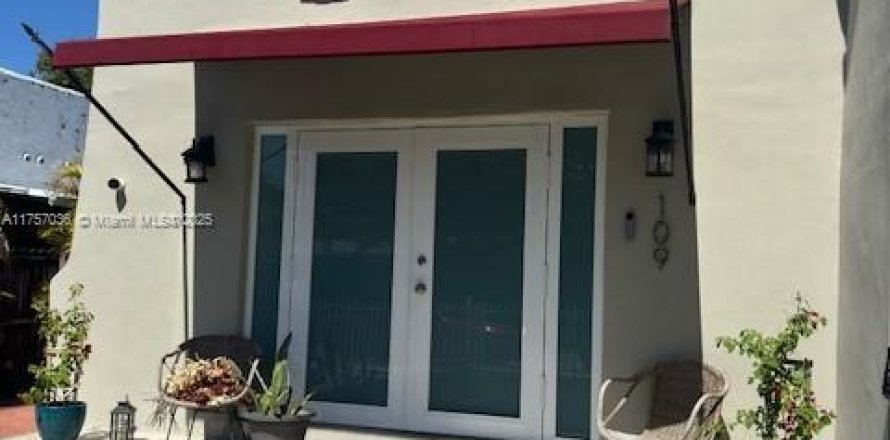 House in Miami, Florida 3 bedrooms, 128.67 sq.m. № 1867811
