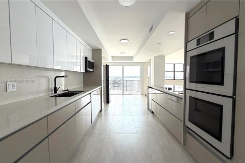 Купить кондоминиум в Майами, Флорида 2 спальни, 215.53м2, № 2064261 - фото 11