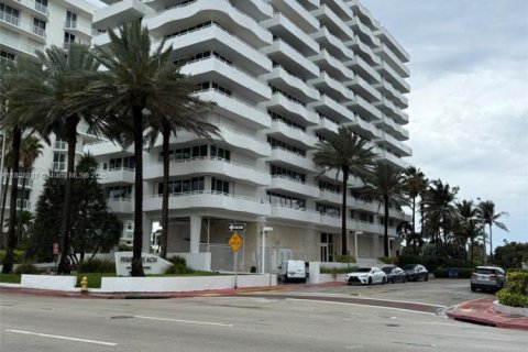 Condo in Surfside, Florida, 1 bedroom  № 1752472 - photo 2