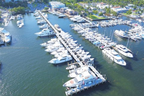 Casa en alquiler en Miami, Florida, 5 dormitorios, 342.07 m2 № 2012156 - foto 2