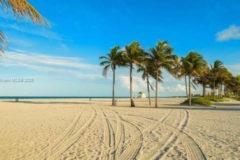 Casa en alquiler en Miami, Florida, 5 dormitorios, 342.07 m2 № 2012156 - foto 4