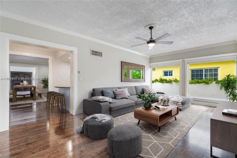 Casa en alquiler en Miami, Florida, 5 dormitorios, 342.07 m2 № 2012156 - foto 24