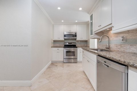 Casa en alquiler en Miami, Florida, 5 dormitorios, 342.07 m2 № 2012156 - foto 18