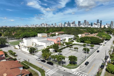 Casa en alquiler en Miami, Florida, 5 dormitorios, 342.07 m2 № 2012156 - foto 10