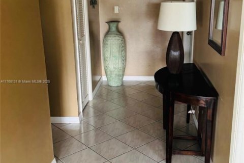 Condo in Pompano Beach, Florida, 3 bedrooms  № 1865704 - photo 2