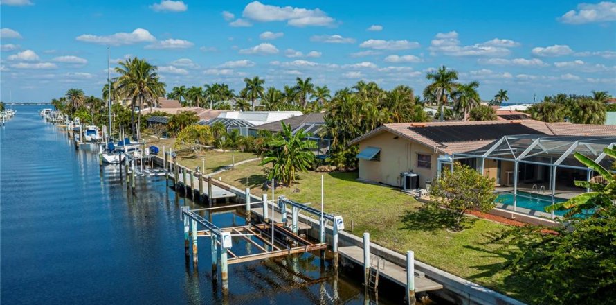 Villa ou maison à Punta Gorda, Floride 4 chambres, 227.8 m2 № 2147512