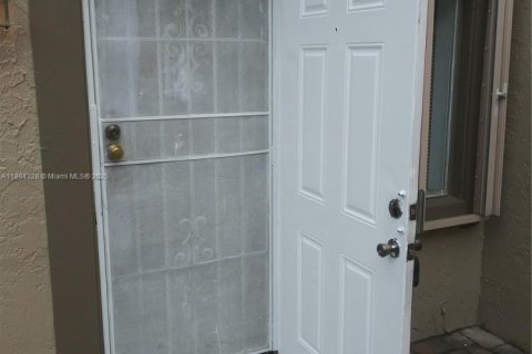Adosado en venta en Lauderhill, Florida, 2 dormitorios, 87.33 m2 № 1946107 - foto 2