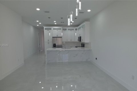 House in Lehigh Acres, Florida 6 bedrooms, 111.39 sq.m. № 2170923 - photo 9