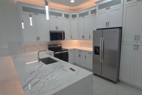 House in Lehigh Acres, Florida 6 bedrooms, 111.39 sq.m. № 2170923 - photo 24