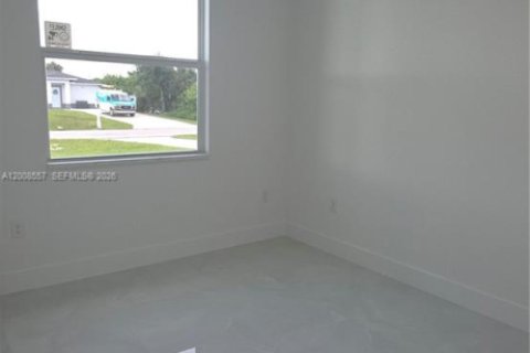 House in Lehigh Acres, Florida 6 bedrooms, 111.39 sq.m. № 2170923 - photo 3