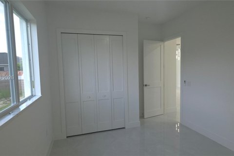 House in Lehigh Acres, Florida 6 bedrooms, 111.39 sq.m. № 2170923 - photo 28