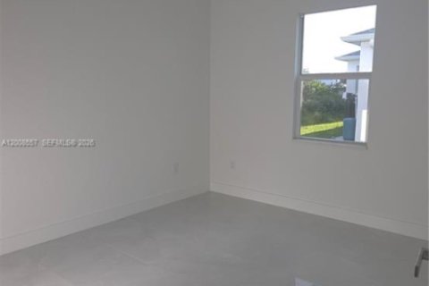 House in Lehigh Acres, Florida 6 bedrooms, 111.39 sq.m. № 2170923 - photo 14
