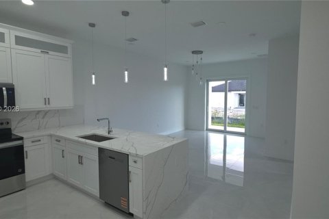 House in Lehigh Acres, Florida 6 bedrooms, 111.39 sq.m. № 2170923 - photo 8
