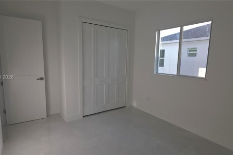 House in Lehigh Acres, Florida 6 bedrooms, 111.39 sq.m. № 2170923 - photo 13