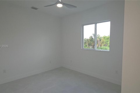 House in Lehigh Acres, Florida 6 bedrooms, 111.39 sq.m. № 2170923 - photo 27
