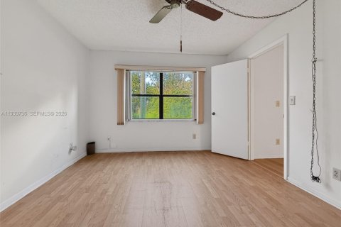 Condo in Pembroke Pines, Florida, 2 bedrooms  № 1997047 - photo 16