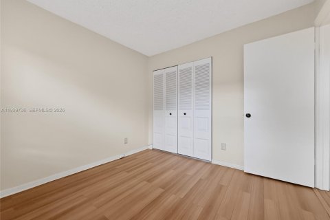 Condo in Pembroke Pines, Florida, 2 bedrooms  № 1997047 - photo 12