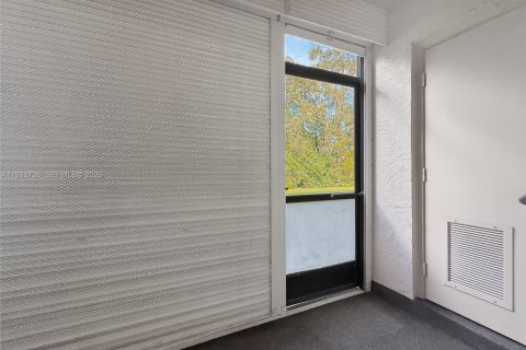 Condo in Pembroke Pines, Florida, 2 bedrooms  № 1997047 - photo 24