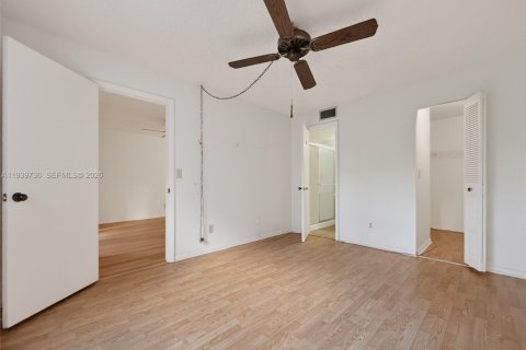 Condo in Pembroke Pines, Florida, 2 bedrooms  № 1997047 - photo 14