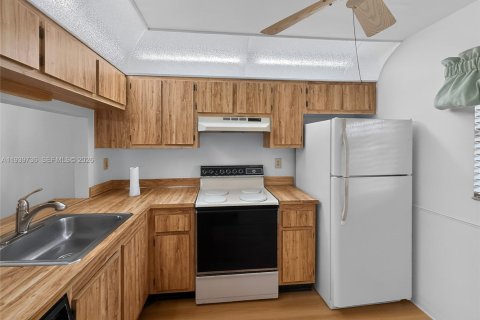Condo in Pembroke Pines, Florida, 2 bedrooms  № 1997047 - photo 8