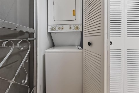 Condo in Pembroke Pines, Florida, 2 bedrooms  № 1997047 - photo 23