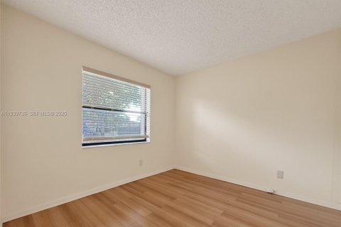 Condo in Pembroke Pines, Florida, 2 bedrooms  № 1997047 - photo 11