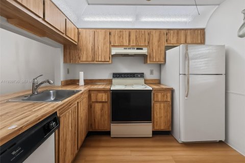 Condo in Pembroke Pines, Florida, 2 bedrooms  № 1997047 - photo 9