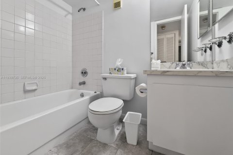 Condo in Pembroke Pines, Florida, 2 bedrooms  № 1997047 - photo 13