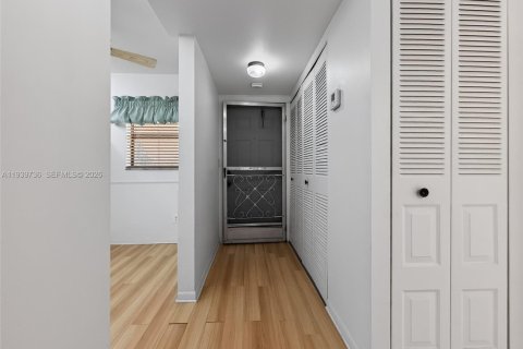 Condo in Pembroke Pines, Florida, 2 bedrooms  № 1997047 - photo 21