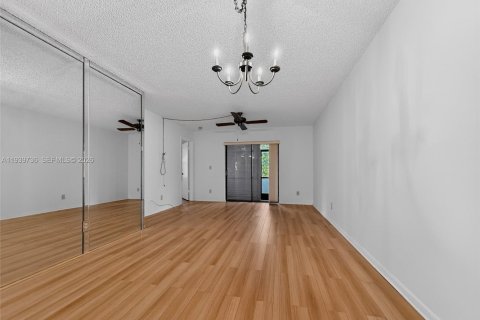 Condo in Pembroke Pines, Florida, 2 bedrooms  № 1997047 - photo 3
