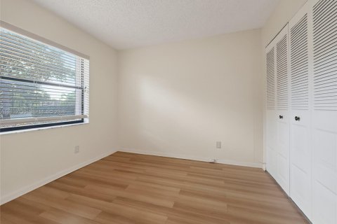 Condo in Pembroke Pines, Florida, 2 bedrooms  № 1997047 - photo 10