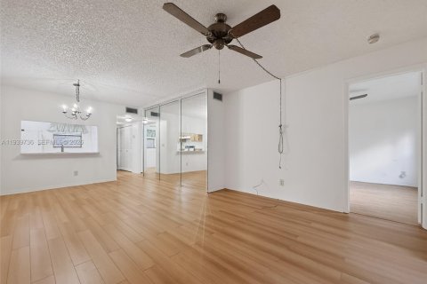 Condo in Pembroke Pines, Florida, 2 bedrooms  № 1997047 - photo 6