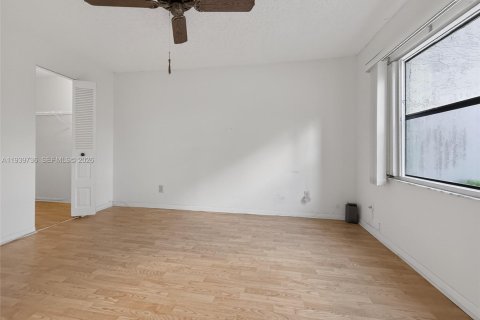 Condo in Pembroke Pines, Florida, 2 bedrooms  № 1997047 - photo 17