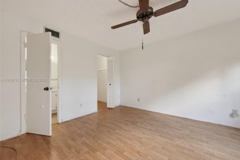 Condo in Pembroke Pines, Florida, 2 bedrooms  № 1997047 - photo 15
