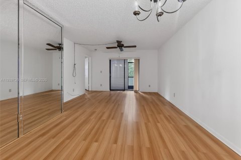 Condo in Pembroke Pines, Florida, 2 bedrooms  № 1997047 - photo 5