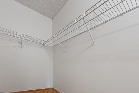 Condo in Pembroke Pines, Florida, 2 bedrooms  № 1997047 - photo 18