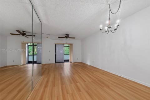 Condo in Pembroke Pines, Florida, 2 bedrooms  № 1997047 - photo 4