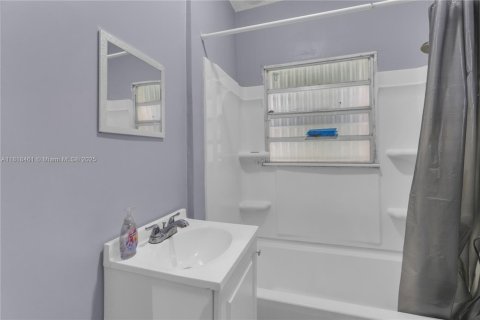House in Miami, Florida 2 bedrooms, 74.69 sq.m. № 1790454 - photo 10