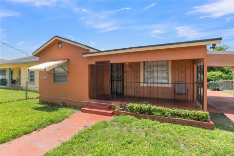 House in Miami, Florida 2 bedrooms, 74.69 sq.m. № 1790454 - photo 1