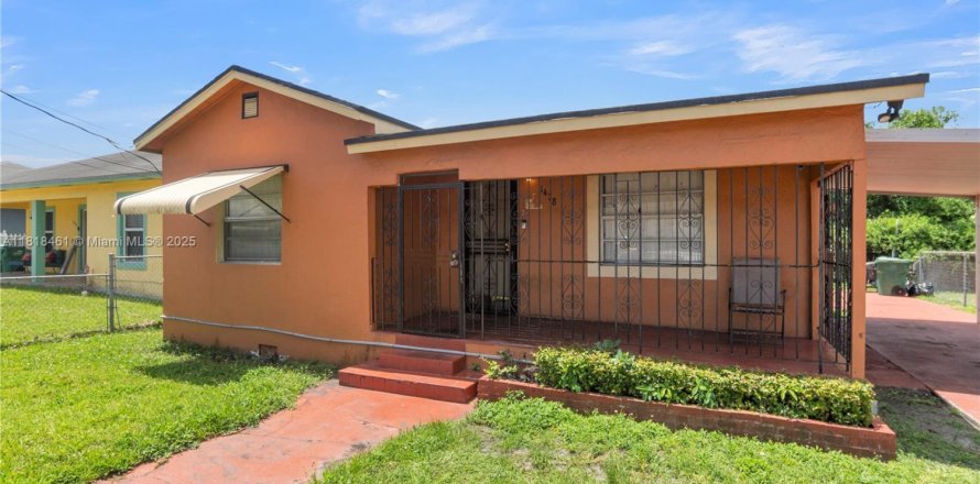 House in Miami, Florida 2 bedrooms, 74.69 sq.m. № 1790454