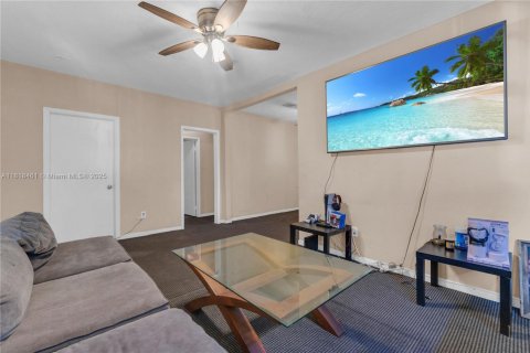 House in Miami, Florida 2 bedrooms, 74.69 sq.m. № 1790454 - photo 16