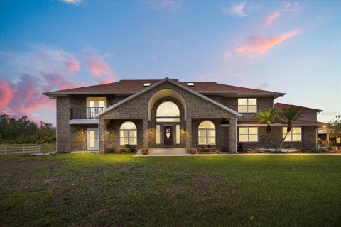 House in New Smyrna Beach, Florida 7 bedrooms, 533.91 sq.m. № 1670210 - photo 9