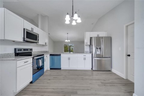 House in Palm Bay, Florida 3 bedrooms, 130.99 sq.m. № 1520745 - photo 13