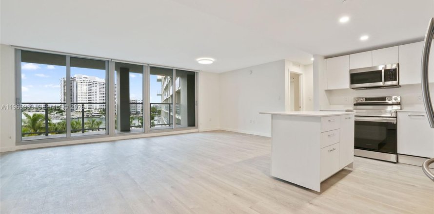 Condo in Miami Beach, Florida, 2 bedrooms № 2031002