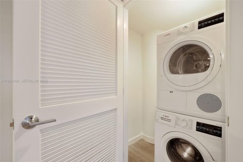 Condo in Miami Beach, Florida, 2 bedrooms № 2031002 - photo 11