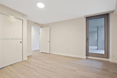 Condo in Miami Beach, Florida, 2 bedrooms № 2031002 - photo 21